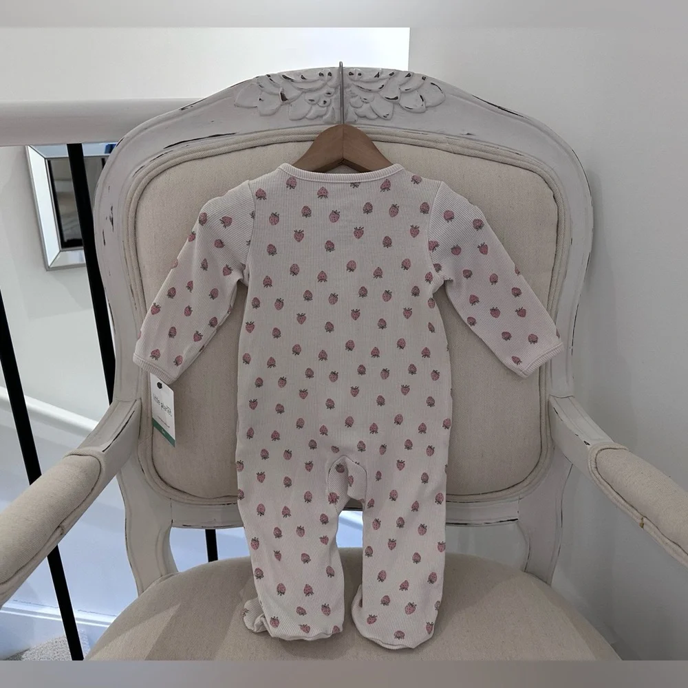 🤍 6 Mth Organic Ribbed Strawberry Print Baby Footie Onesie in Oat NWT - Picture 10 of 10